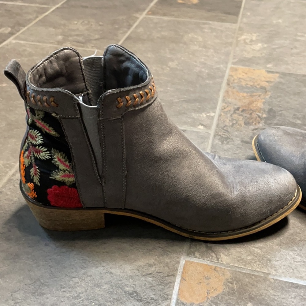 Embroidered booties - Picture 7 of 7